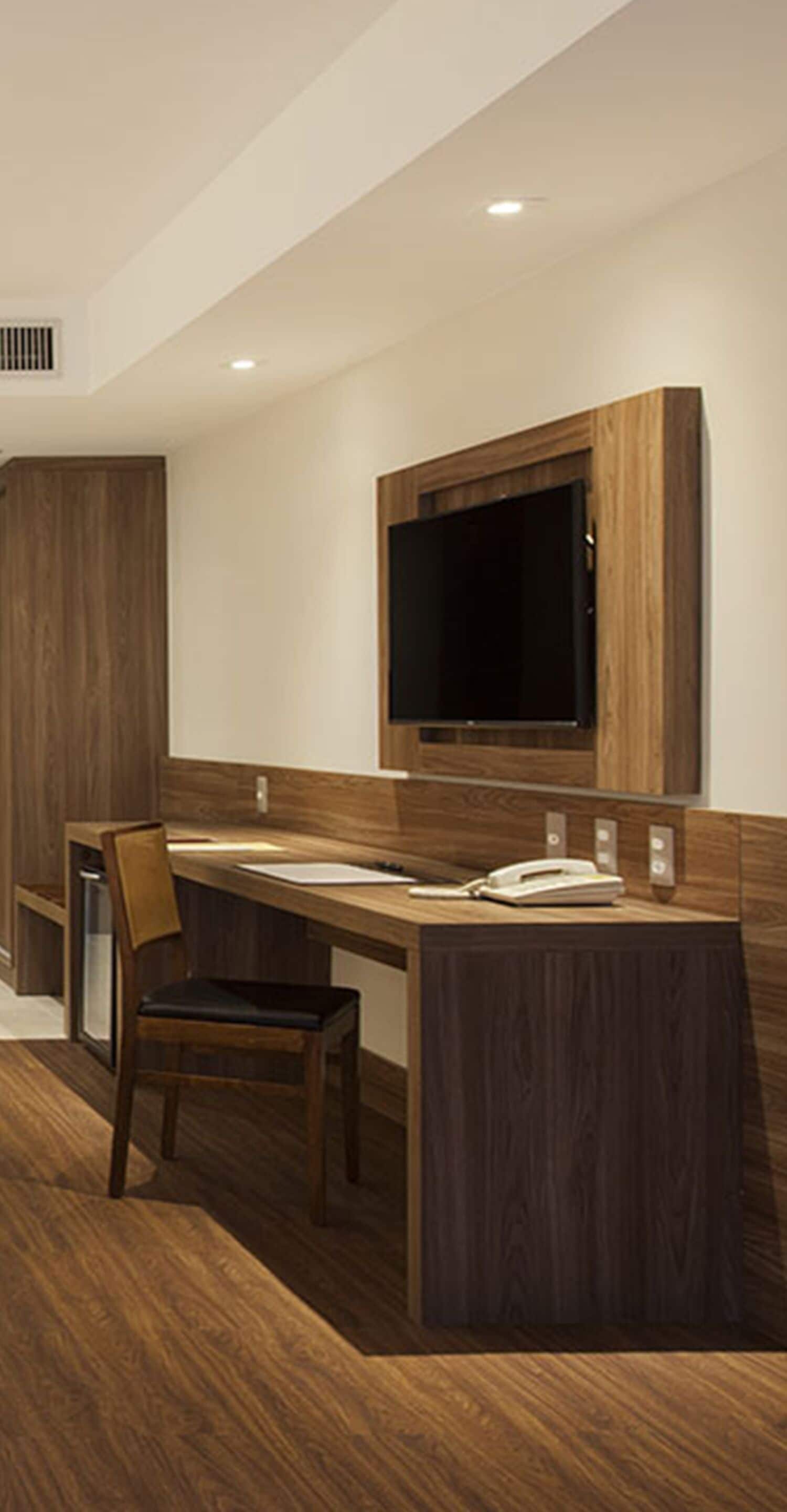 superior plus com cama casal | minibar, in-room safe, desk, laptop workspace