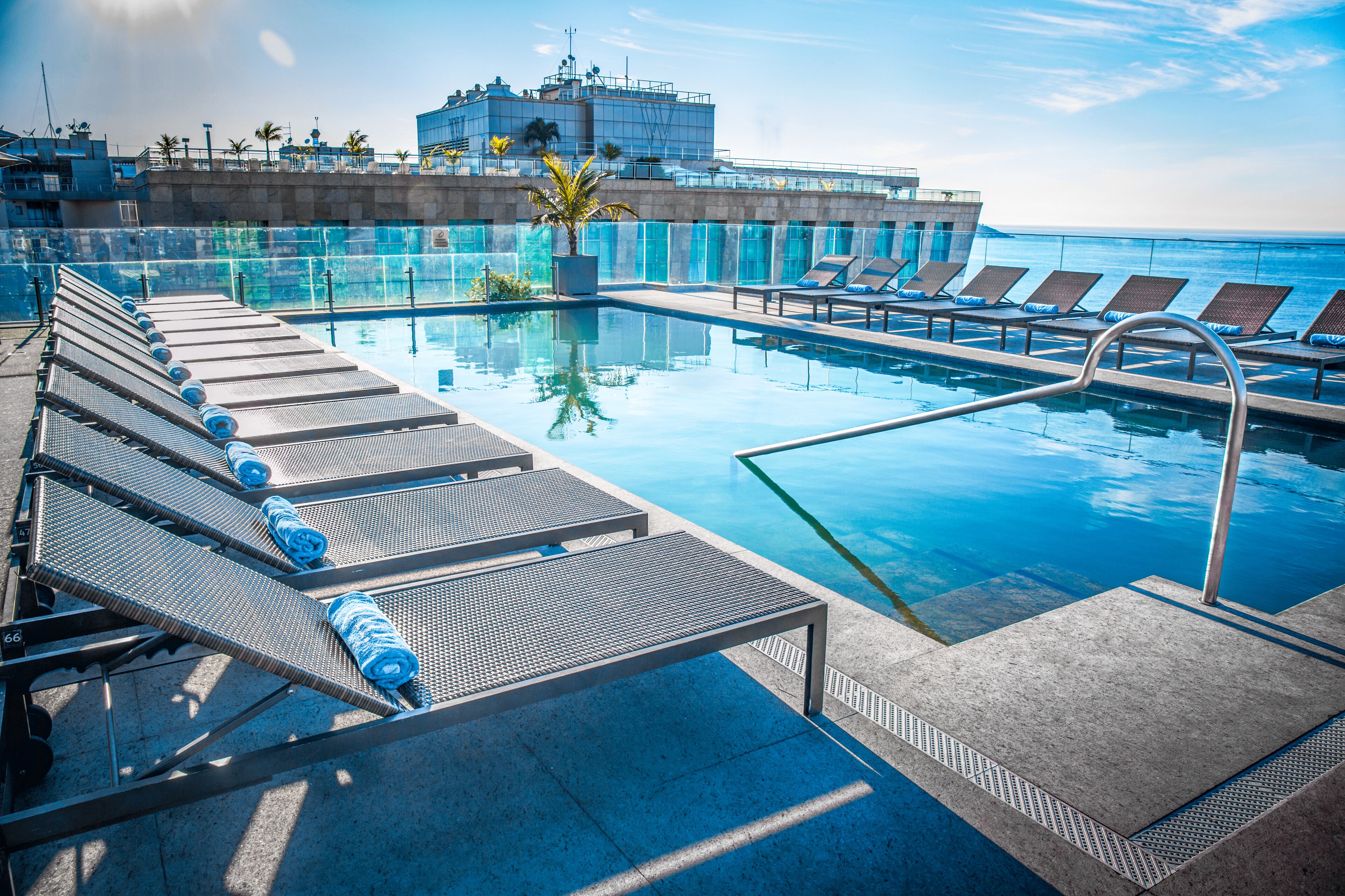 Piscine extérieure, chaises longues, maîtres-nageurs sur place