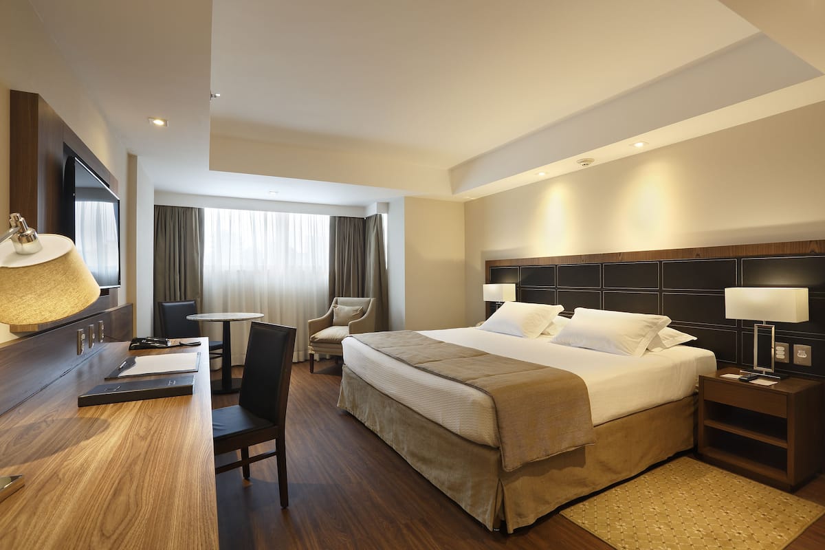 Standard com Cama Casal | Minibar, caja de seguridad en la habitación y escritorio
