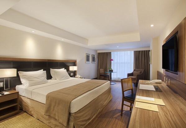 Minibar, Zimmersafe, Schreibtisch, laptopgeeigneter Arbeitsplatz