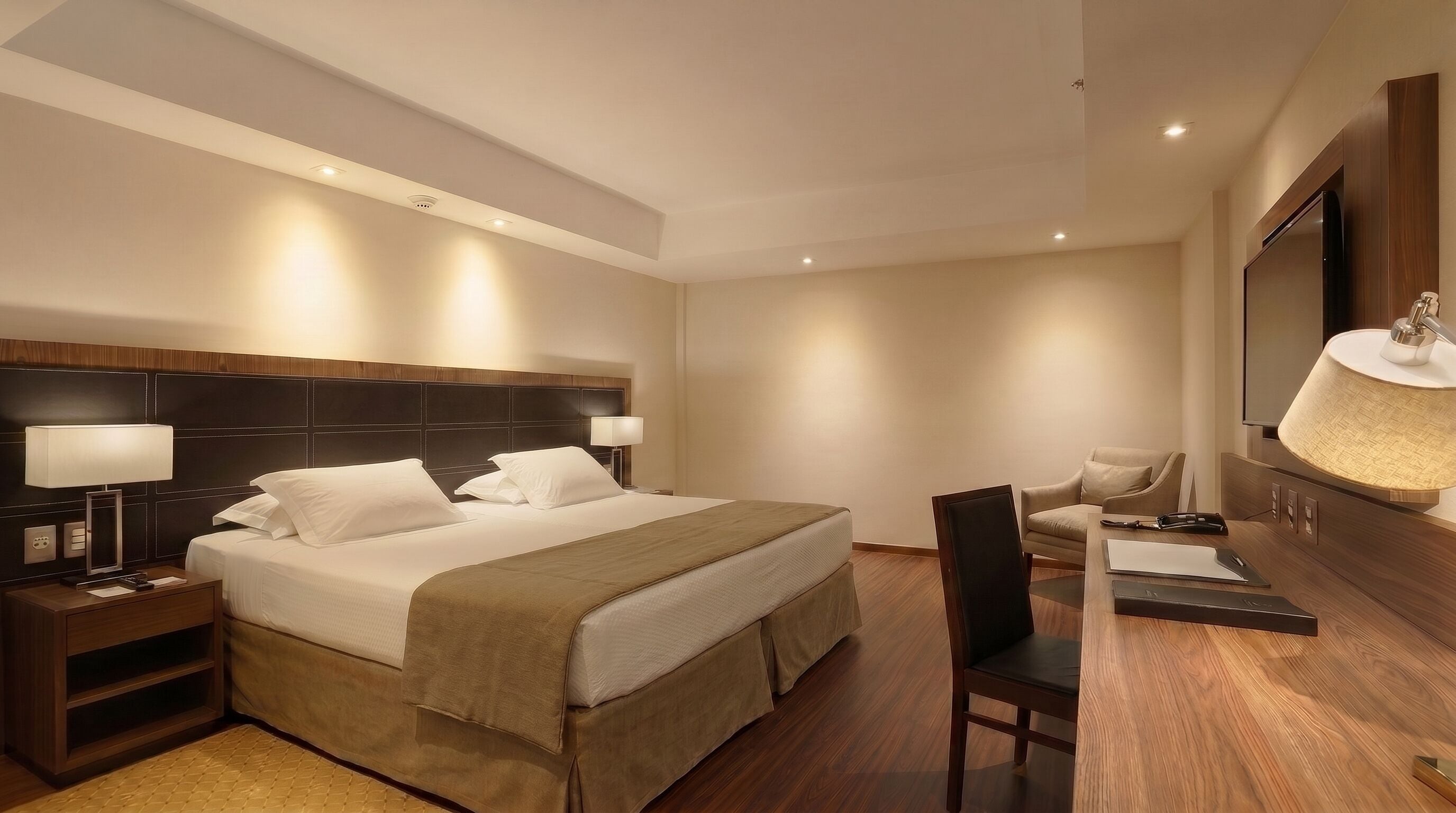 Habitación estándar con 1 cama matrimonial o 2 individuales | Minibar, caja de seguridad en la habitación y escritorio 