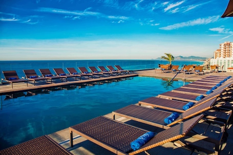 Outdoor pool, open 8:00 AM to 11:00 PM, sun loungers, lifeguards on site. Windsor Oceanico