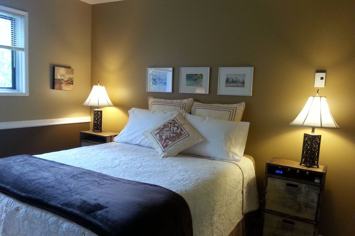 Chambre Deluxe, 1 grand lit | Accès au Wi-Fi (inclus), ameublement unique, literie fournie
