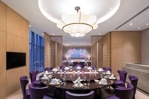 3 restaurantes, se sirven desayunos, comidas, cenas y cocina japonesa