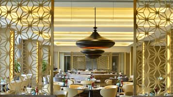 Daily buffet breakfast (CNY 161 per person)