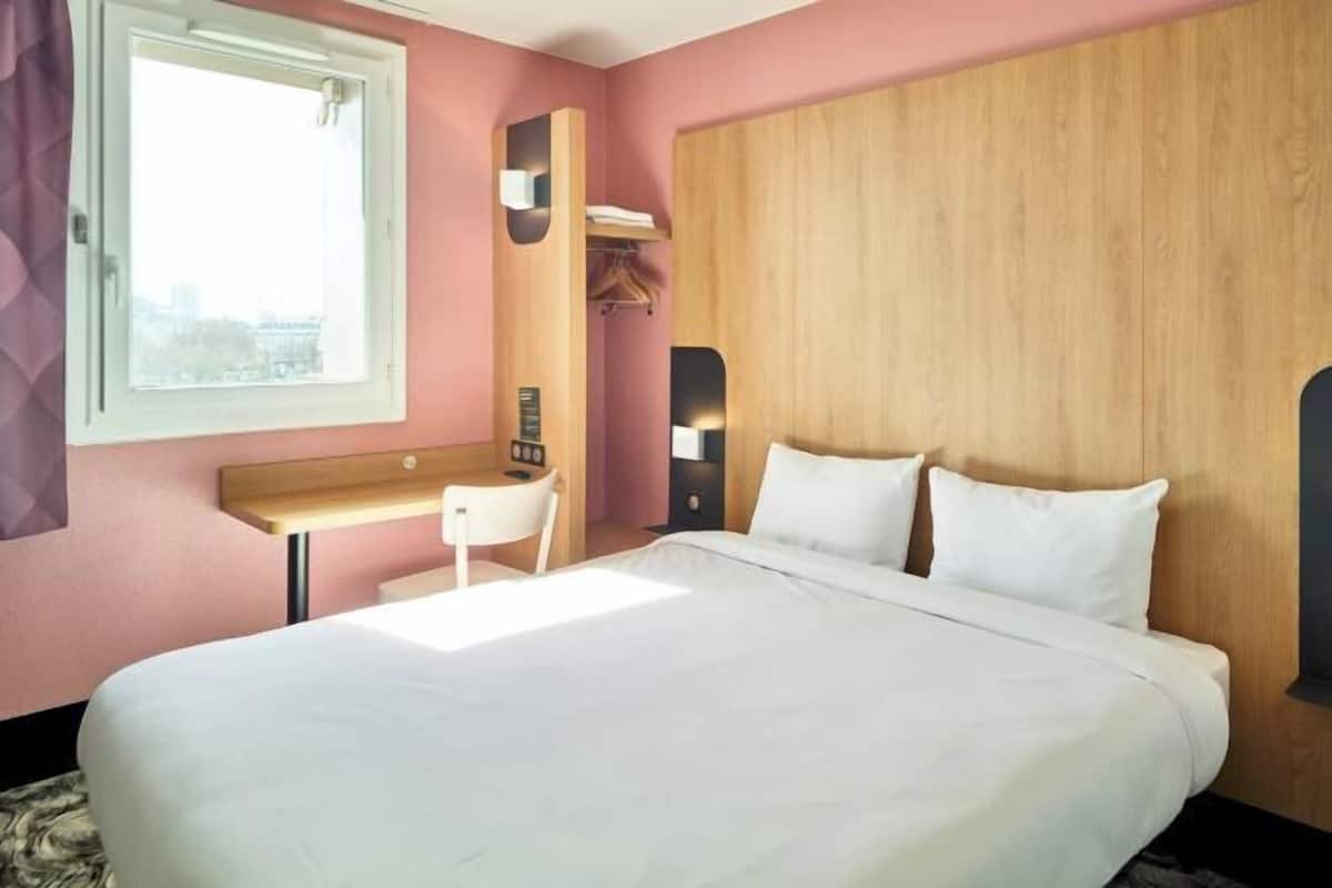 Pillow-top beds, desk, soundproofing, free WiFi