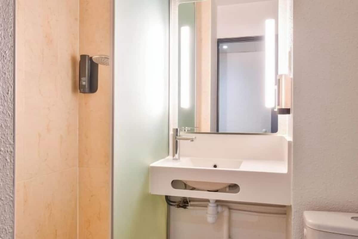 Combined shower/tub, towels