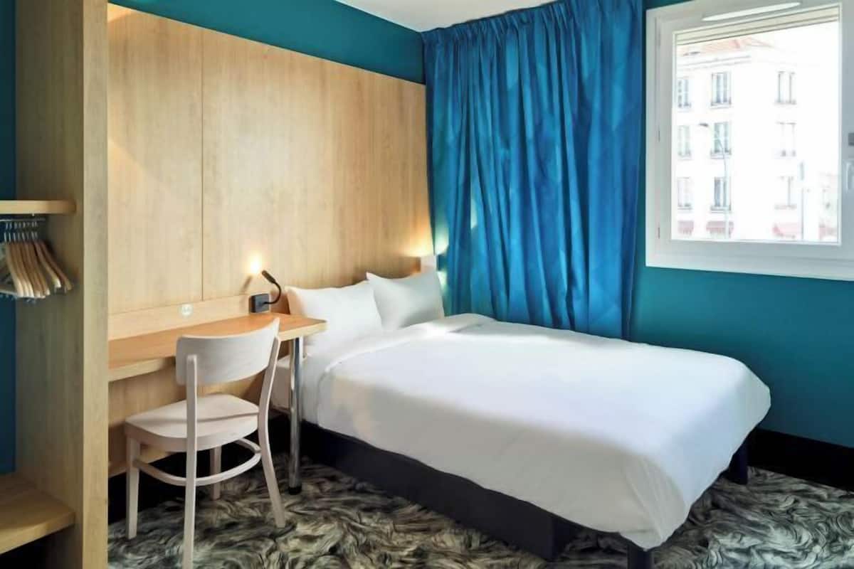 Pillowtop beds, desk, soundproofing, free WiFi