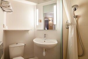 Bañera con ducha, toallas