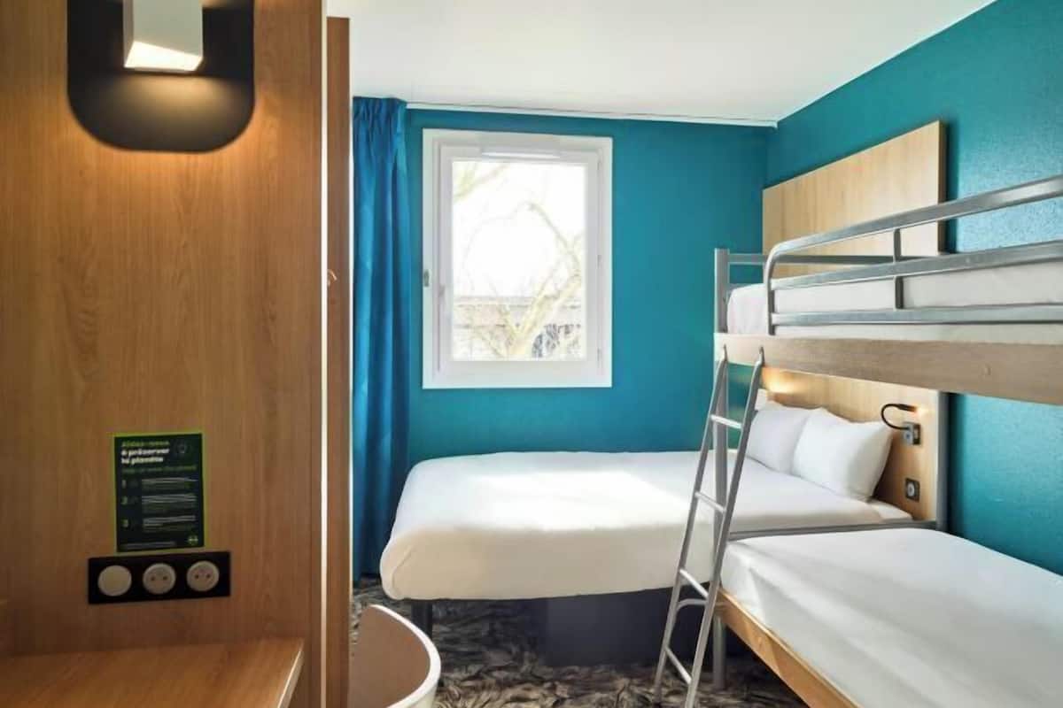 Pillowtop beds, desk, soundproofing, free WiFi