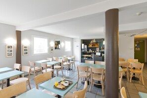 Daily continental breakfast (EUR 6.15 per person) - B&B Hôtel Nantes Aeroport (Bouguenais)