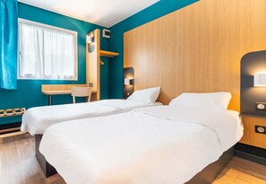 Premium bedding, desk, cribs/infant beds, free WiFi