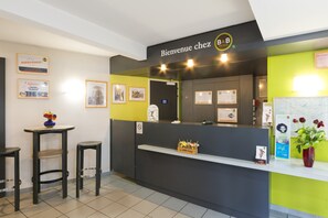 Reception - B&B Hôtel Nantes Aeroport (Bouguenais)