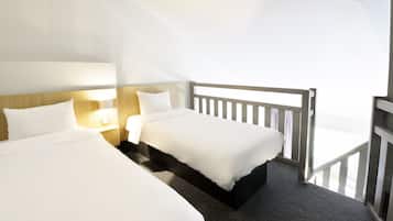 Quadruple Room, Non Smoking | Desk, soundproofing, cribs/infant beds, free WiFi