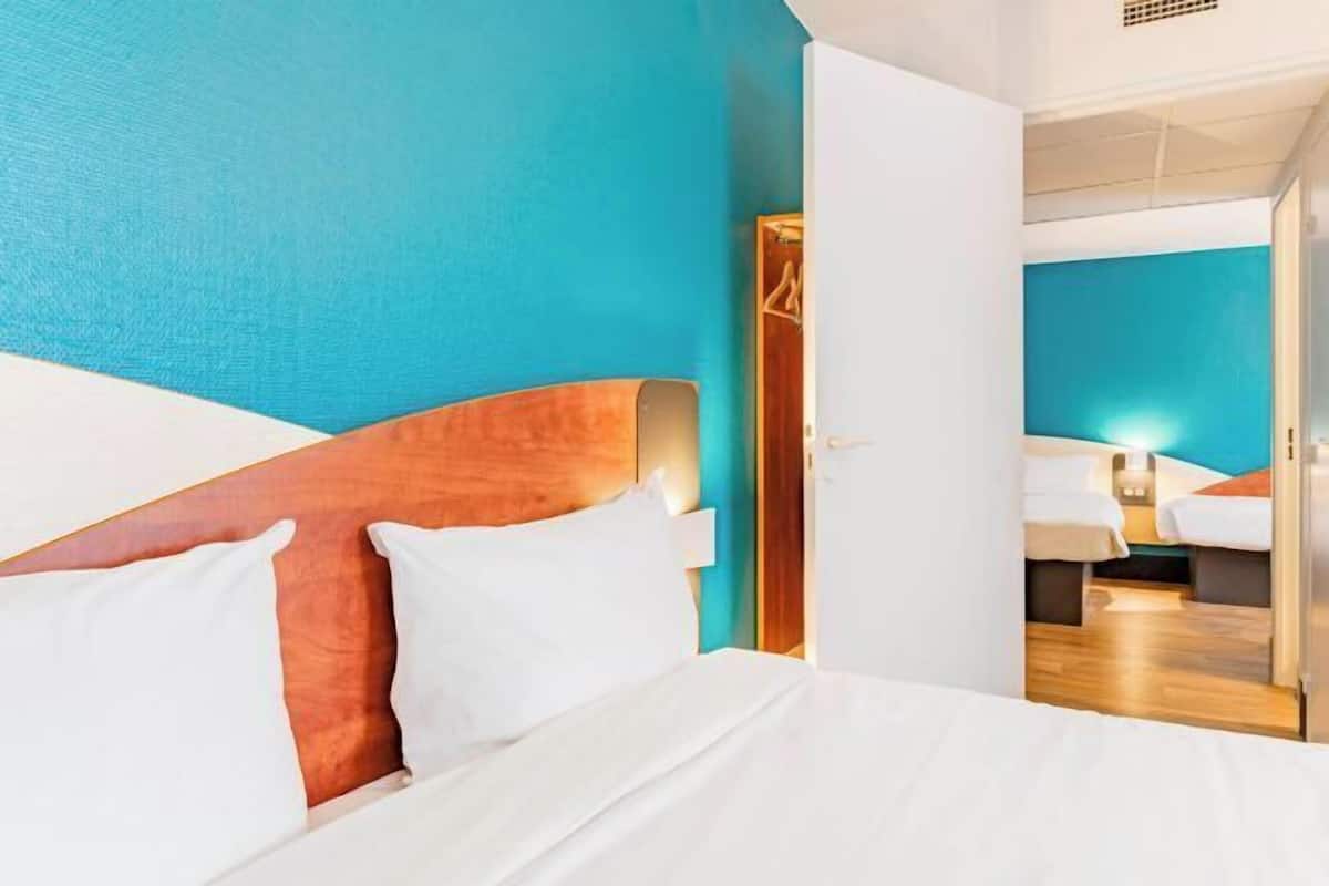 Premium bedding, desk, soundproofing, free cots/infant beds