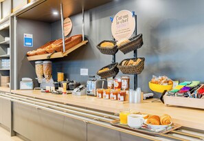 Breakfast buffet - B&B HOTEL Poitiers (3) (Chasseneuil-du-Poitou)
