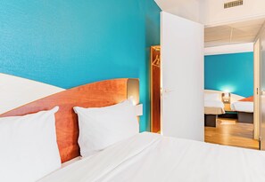 Quarto quádruplo, para não fumantes | Roupas de cama premium, escrivaninha, quartos à prova de som