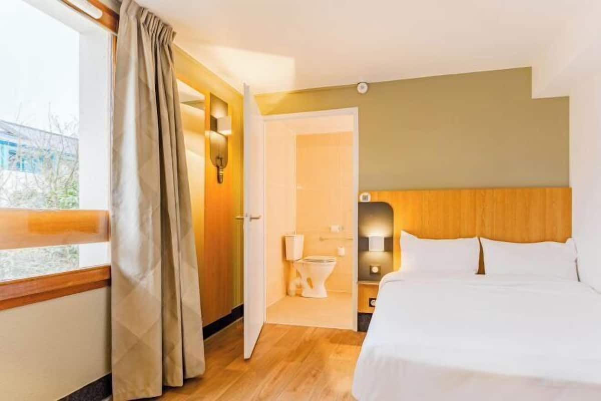 Premium bedding, desk, soundproofing, free cots/infant beds