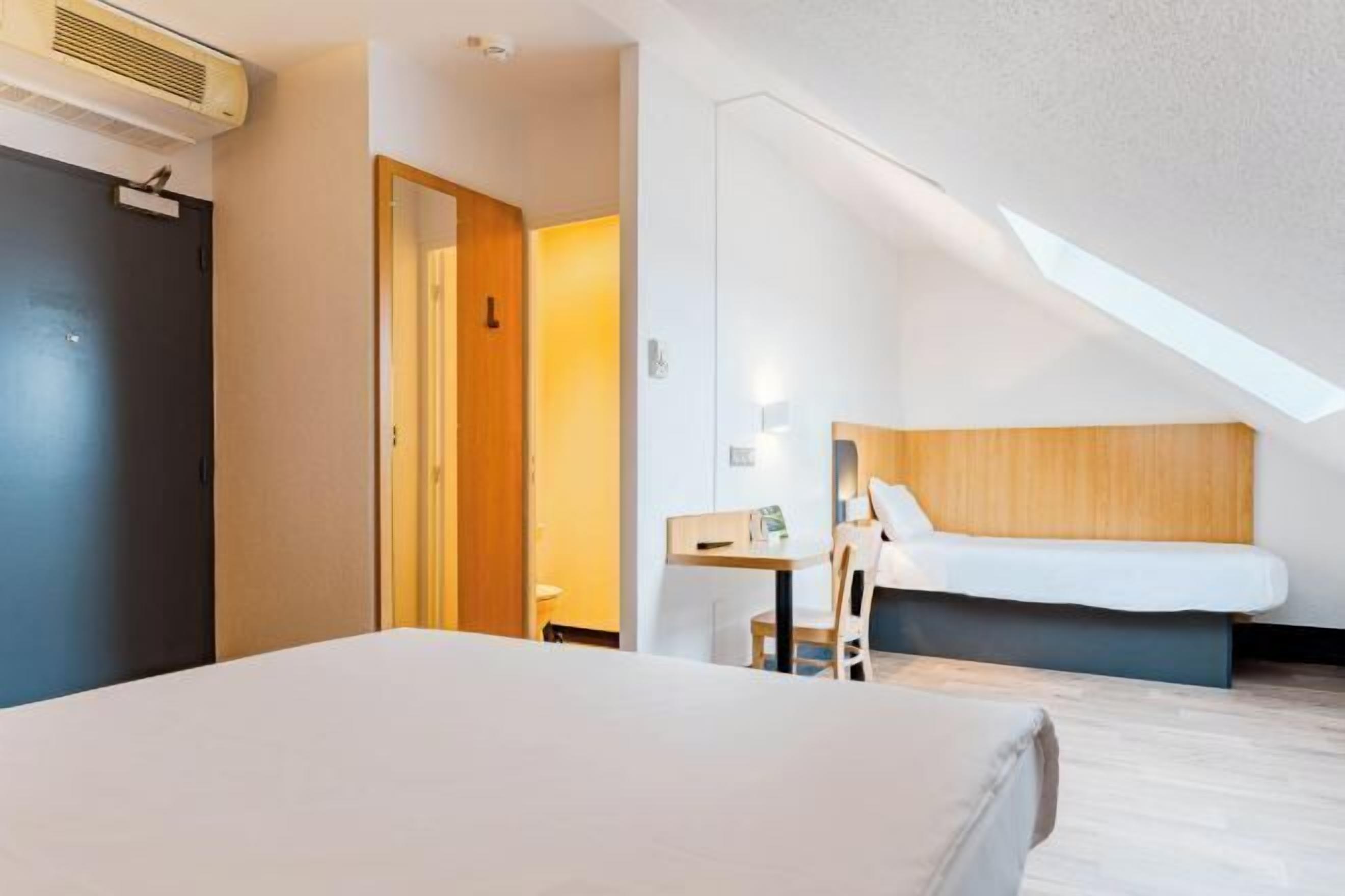 Premium bedding, desk, soundproofing, free cots/infant beds