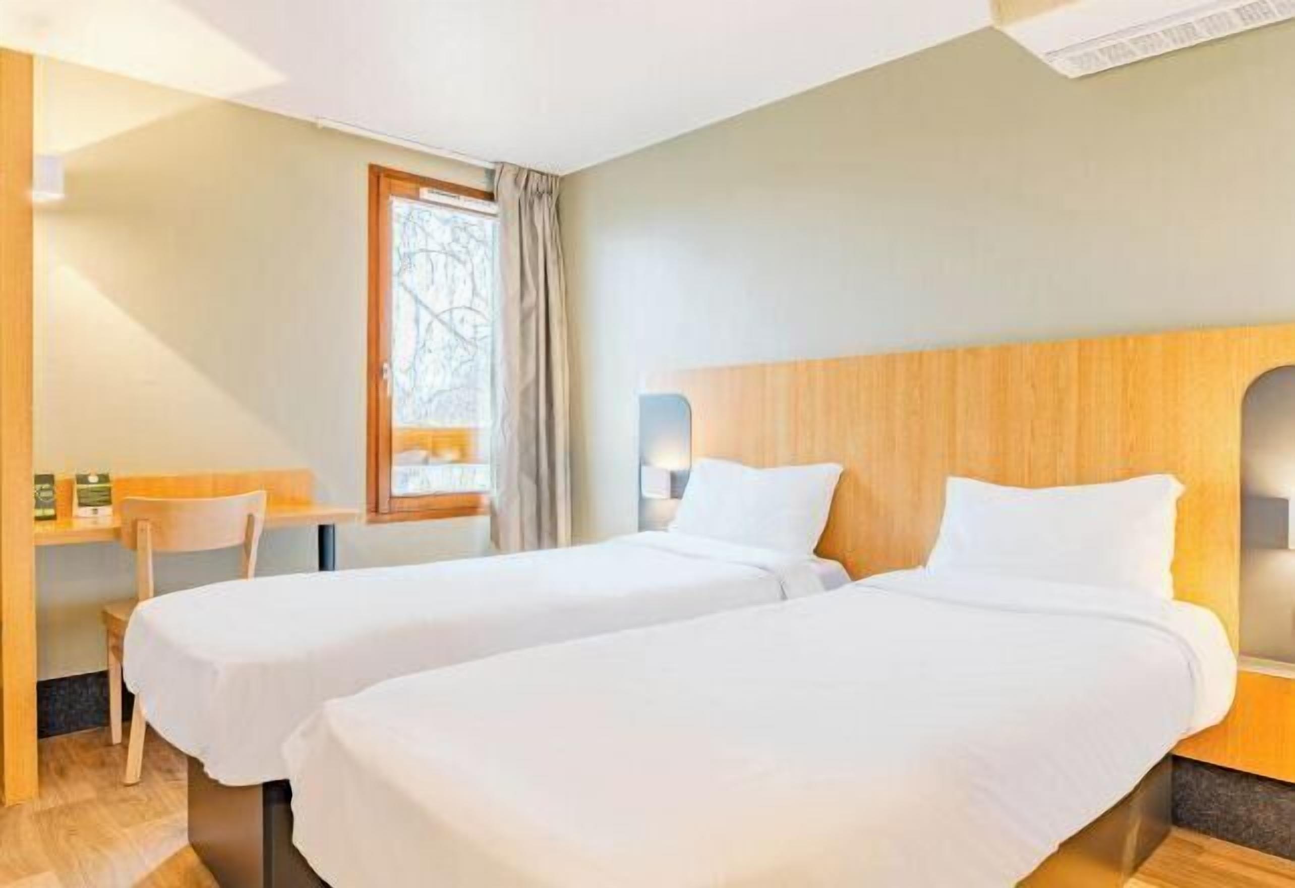 Premium bedding, desk, soundproofing, free cots/infant beds