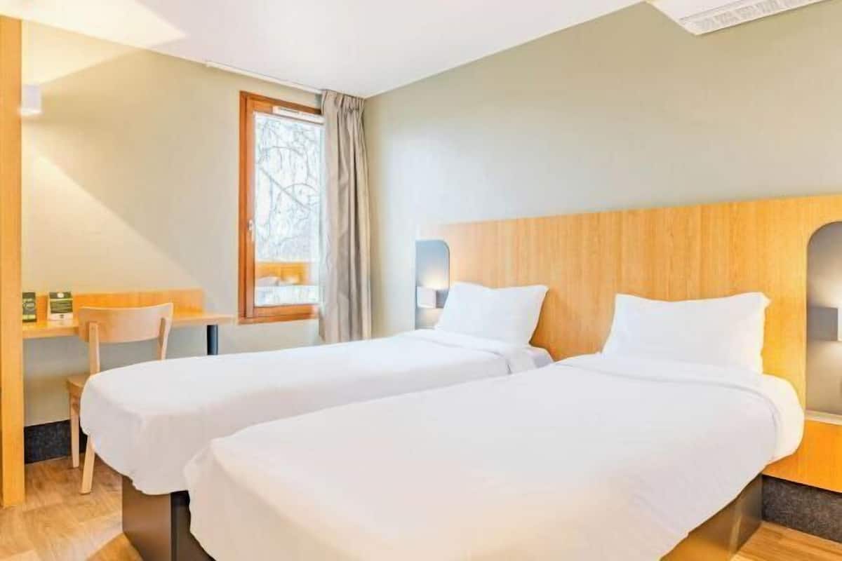 Premium bedding, desk, soundproofing, free cots/infant beds