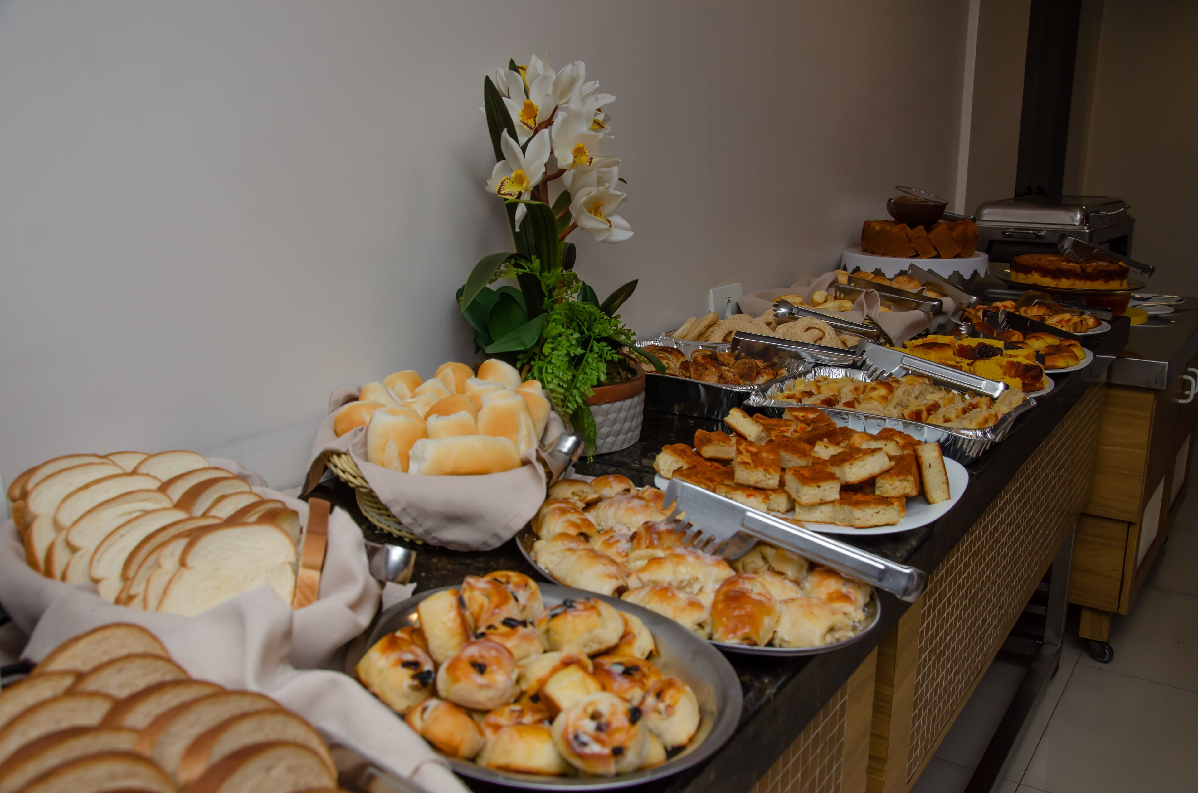 Café da manhã com buffet grátis todos os dias