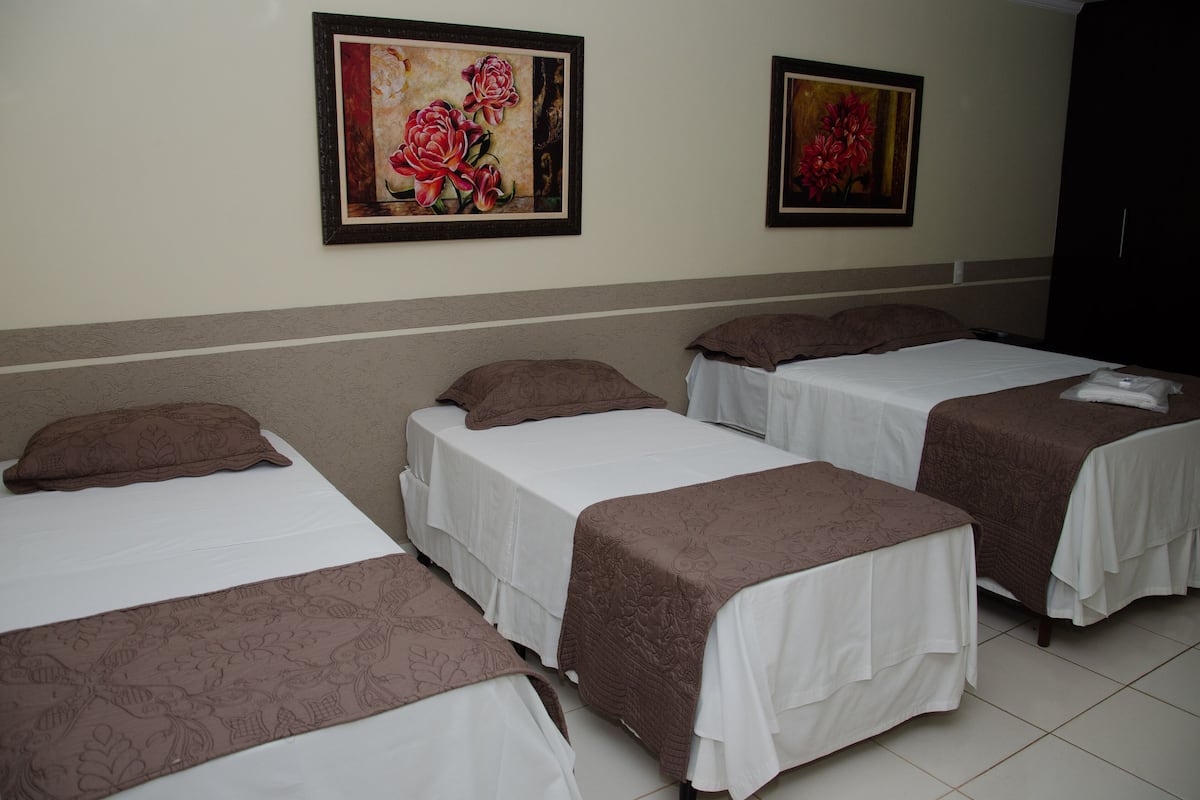 Driepersoonskamer | Een minibar, een bureau, verduisterende gordijnen, gratis wifi