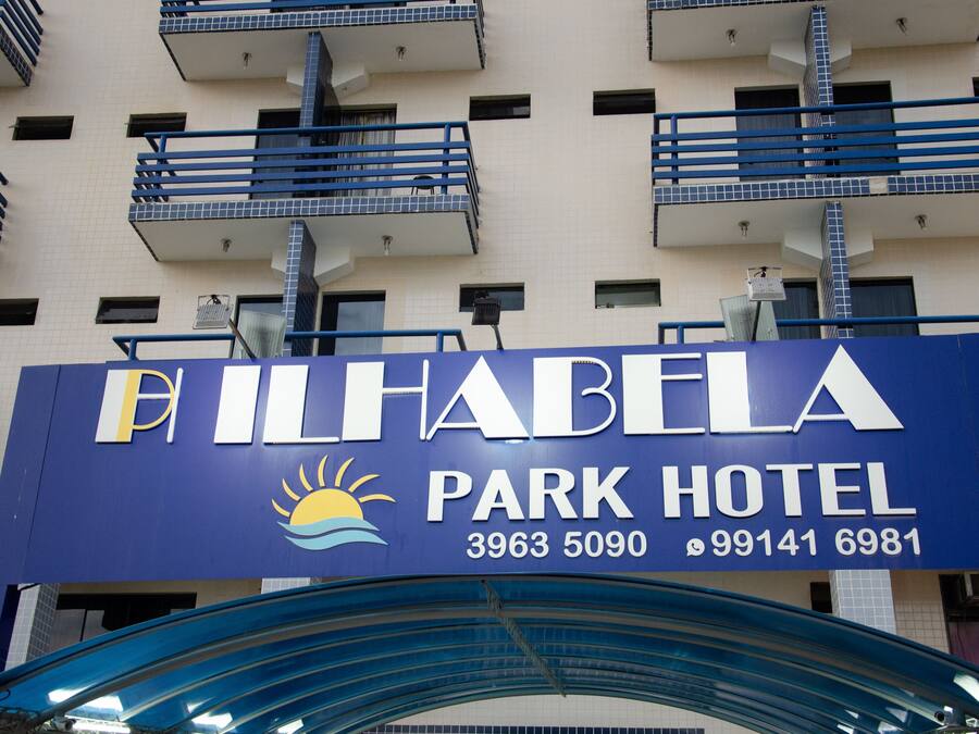 A sign for the Ilhabela Park Hotel with contact numbers.