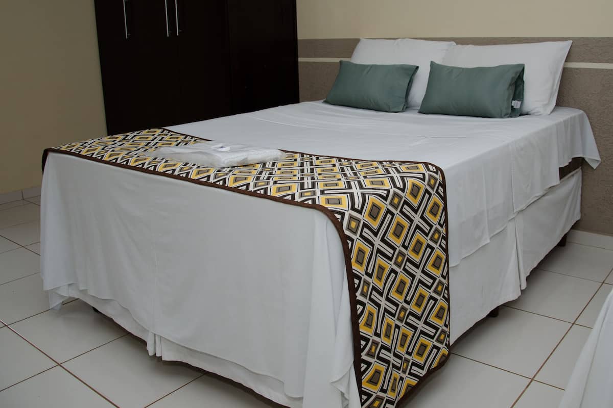 Tweepersoonskamer | Een minibar, een bureau, verduisterende gordijnen, gratis wifi