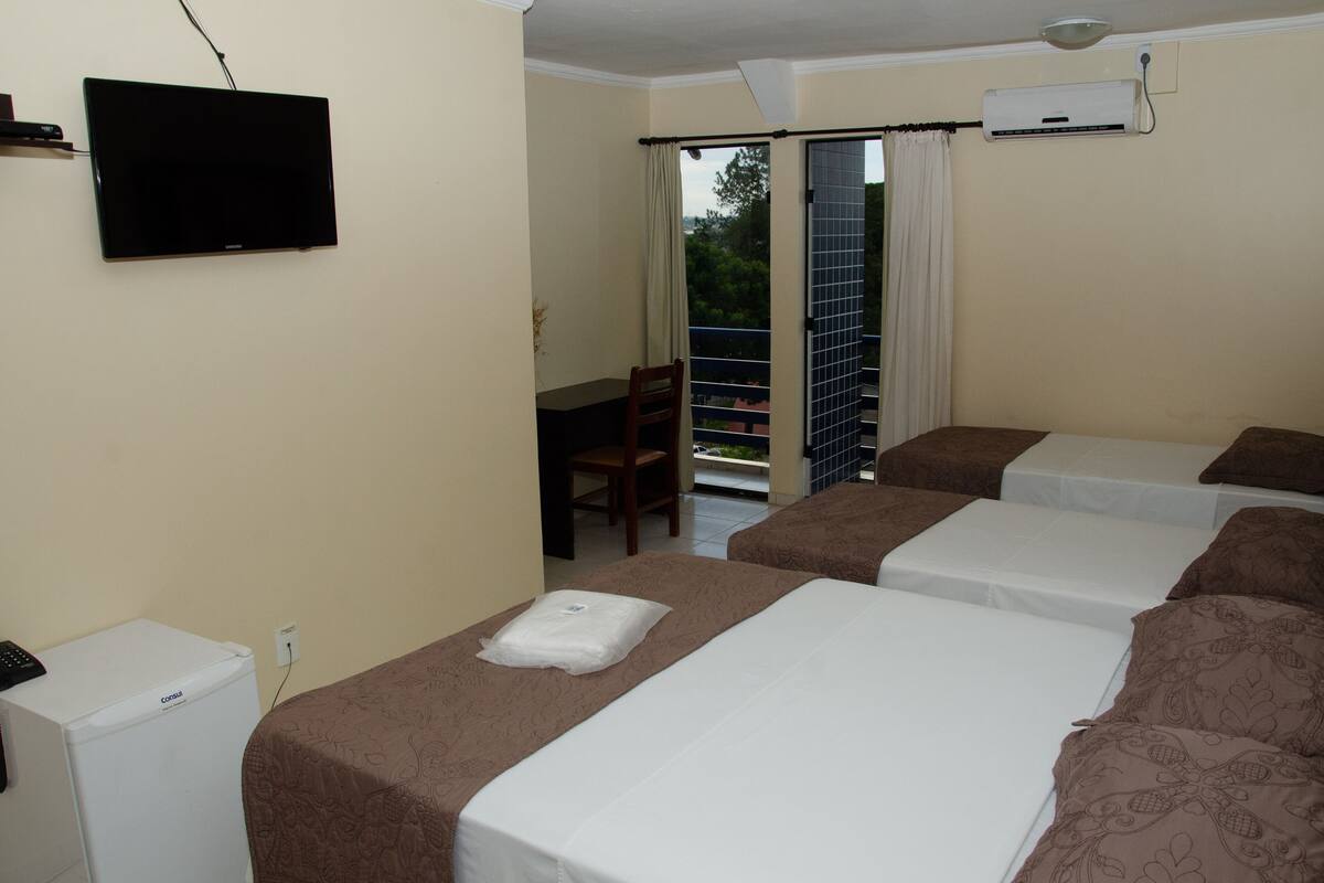 Driepersoonskamer | Een minibar, een bureau, verduisterende gordijnen, gratis wifi