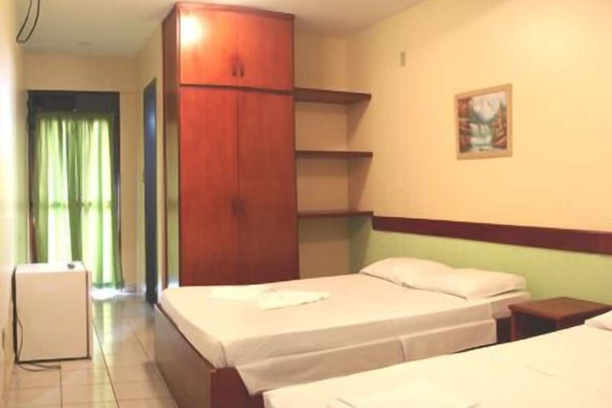 Twin kamer | Een minibar, een bureau, verduisterende gordijnen, gratis wifi