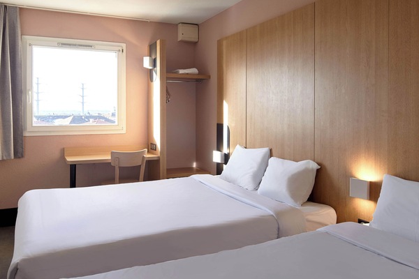 Triple Room | Premium bedding, desk, soundproofing, free WiFi