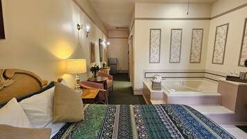 Suite, 1 Queen Bed, Jetted Tub