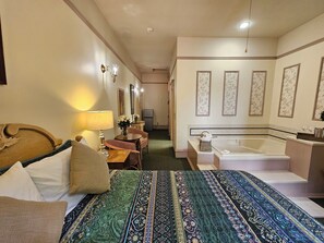 Suite, 1 Queen Bed, Jetted Tub | Down comforters, memory foam beds, iron/ironing board, free WiFi - Hotel Planter (La Conner)