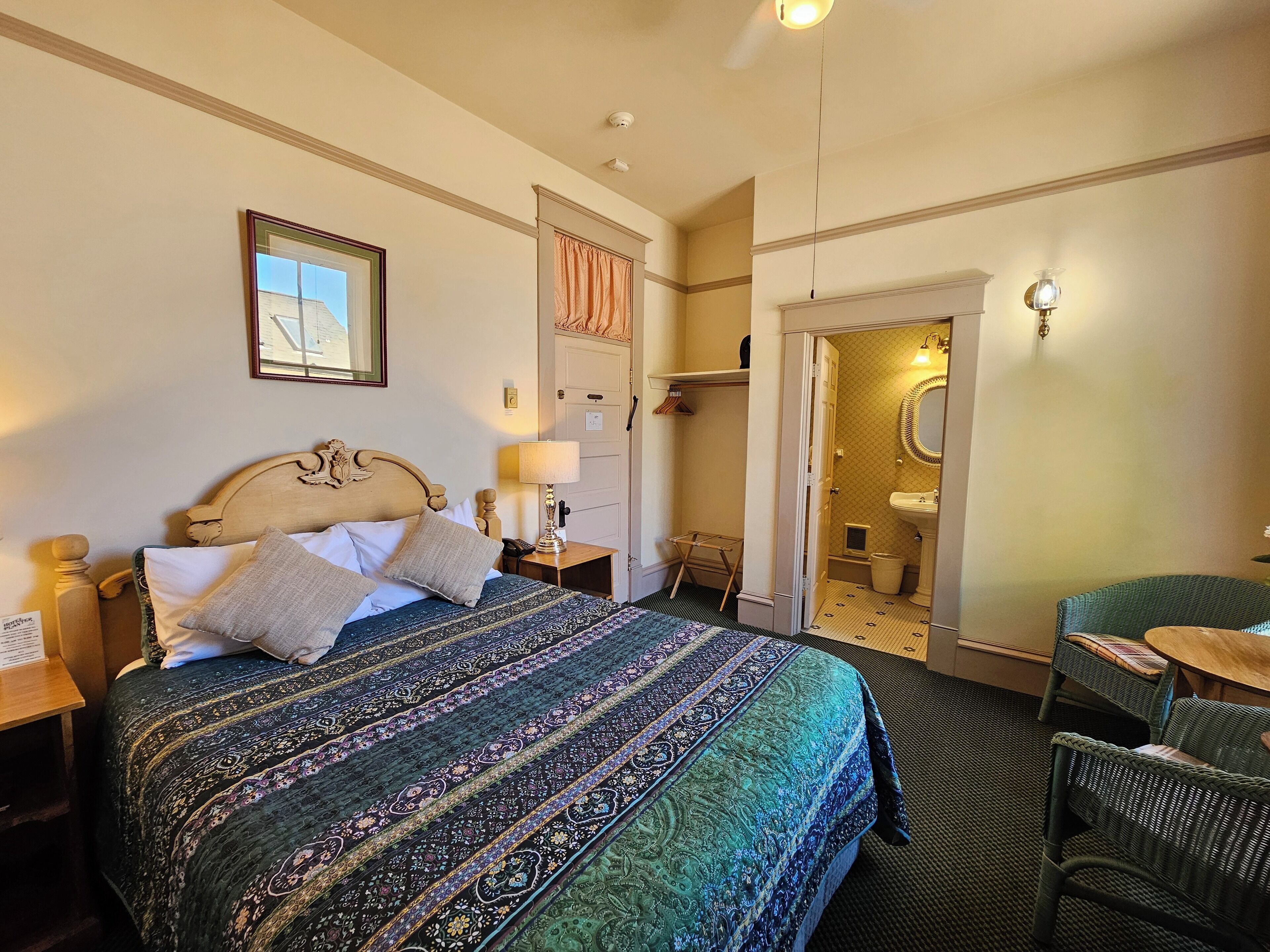 ألحفة محشوة بالريش وأسرّة بإسفنج يتكيف مع شكل الجسم ومكواة/لوح كي