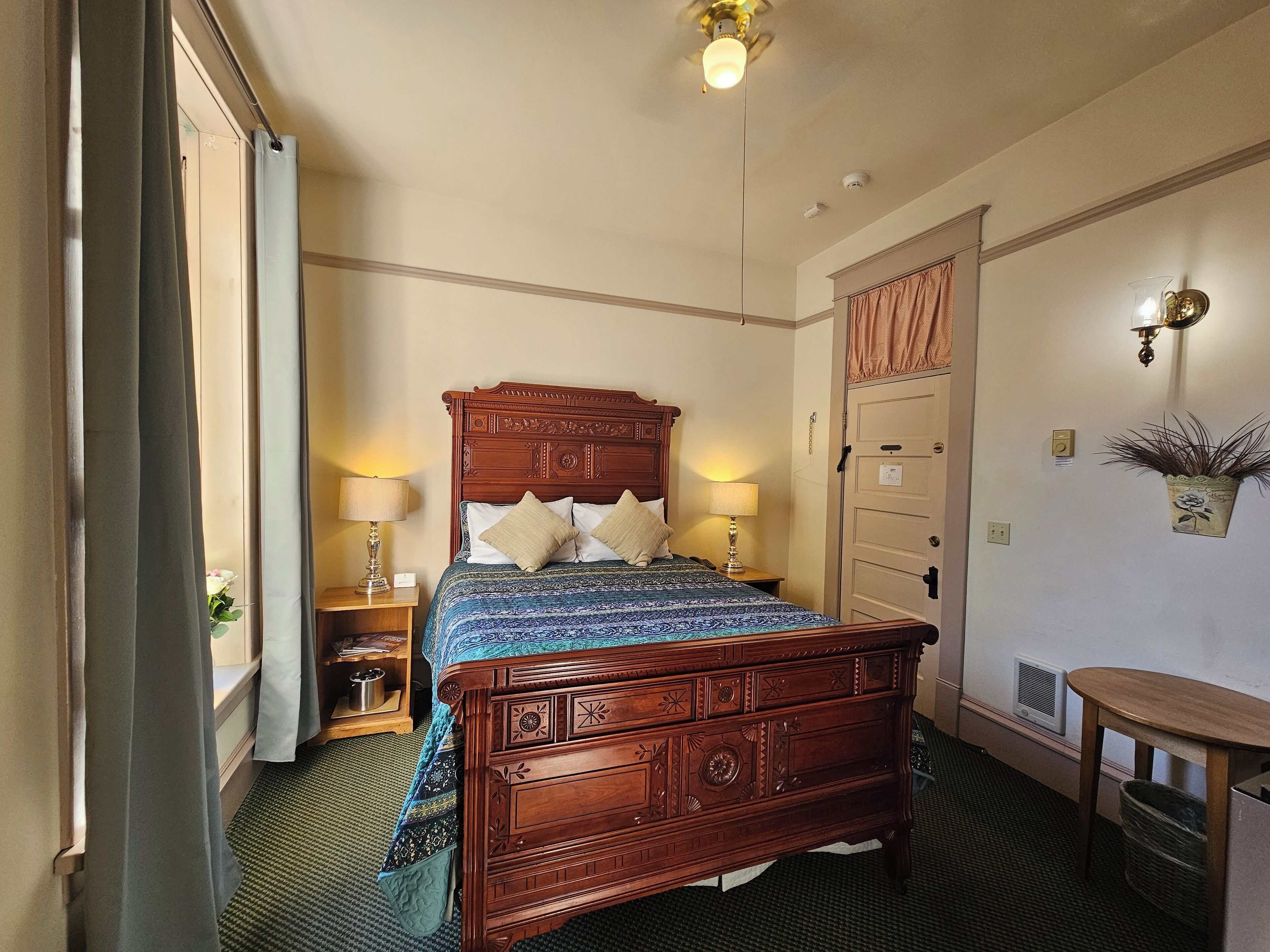 ألحفة محشوة بالريش وأسرّة بإسفنج يتكيف مع شكل الجسم ومكواة/لوح كي