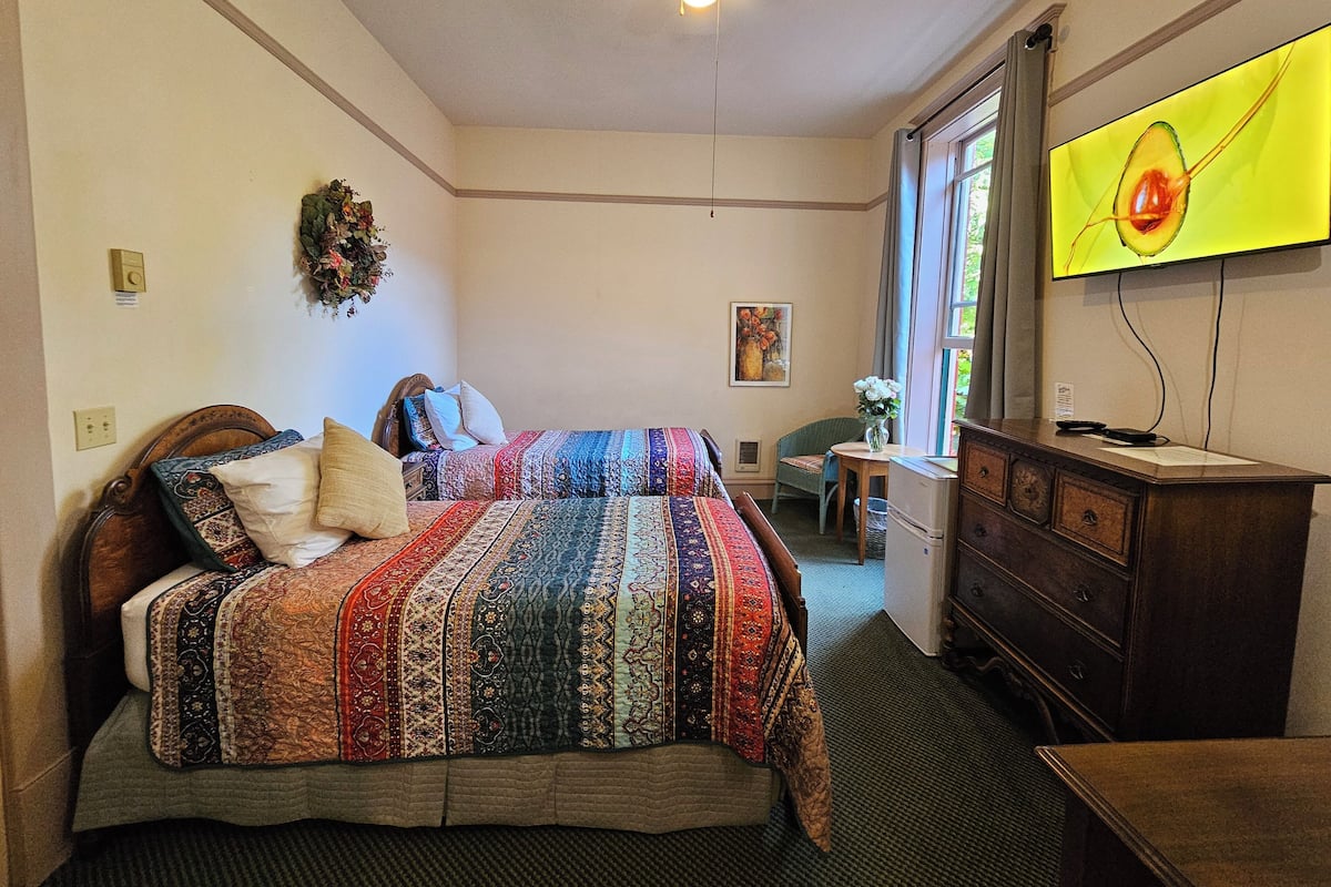 ألحفة محشوة بالريش وأسرّة بإسفنج يتكيف مع شكل الجسم ومكواة/لوح كي