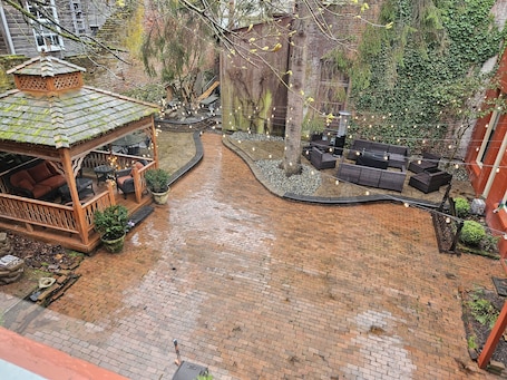 Room, 1 Queen Bed, Courtyard View | Courtyard view