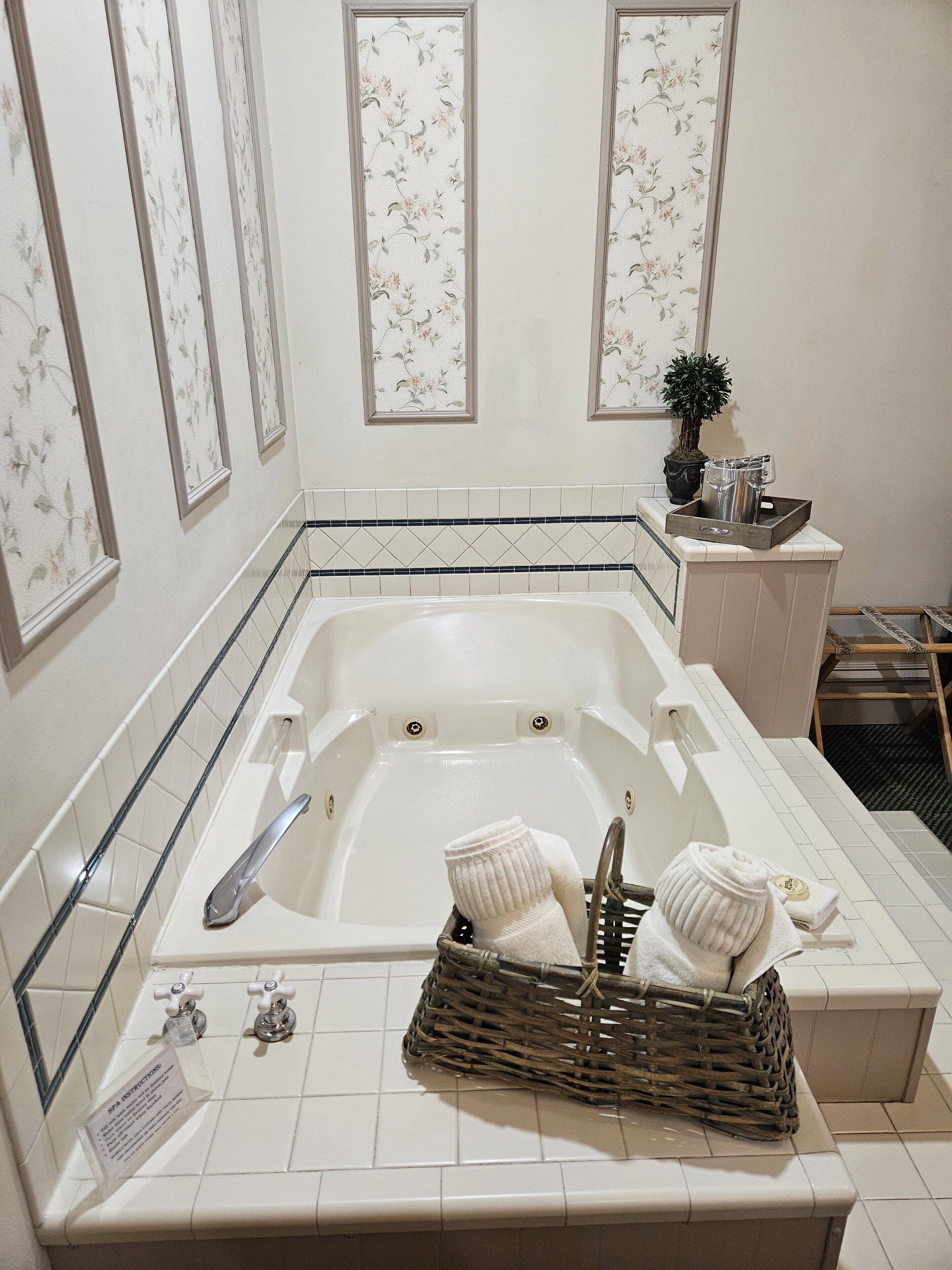 Suite, 1 grand lit, baignoire à jets | Couette en duvet d'oie, matelas mémoire de forme