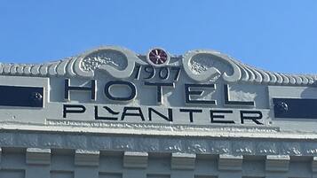 A hotel sign with the name "1907 Hotel Planter" and decorative elements.