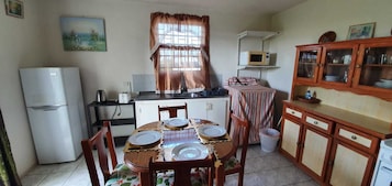 Cafetera/tetera, refrigerador, microondas, placa de cocina