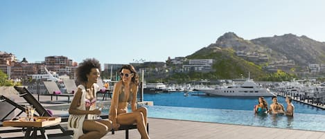 2 utendørsbassenger, bassengparasoller og solsenger