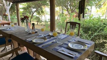 Desayuno con opciones de la cocina local incluido todos los días