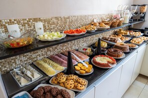 Café da manhã com buffet grátis todos os dias