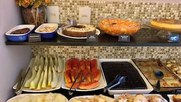 Café da manhã com buffet grátis todos os dias