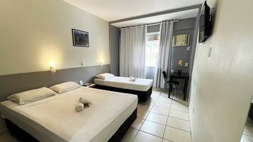 Habitación triple Deluxe | Minibar, escritorio, wifi gratis y ropa de cama