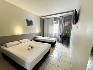 Quarto triplo luxo | Frigobar, escrivaninha, Wi-Fi de cortesia, roupa de cama