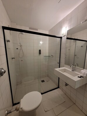 Shower, rainfall showerhead, free toiletries, bidet - Riviera Hotel by Bsb Inn (Brasília)