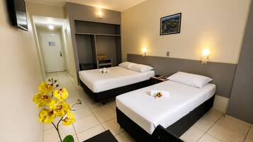 Deluxe Triple Room | Bar mini, meja, Wi-fi percuma, cadar katil