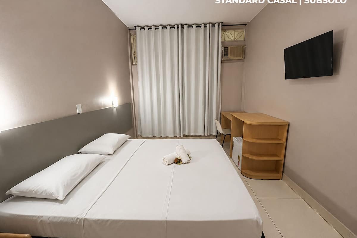Minibar, escritorio, wifi gratis y ropa de cama